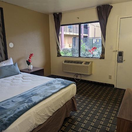 Southern Comfort Hotel Tulsa Bagian luar foto